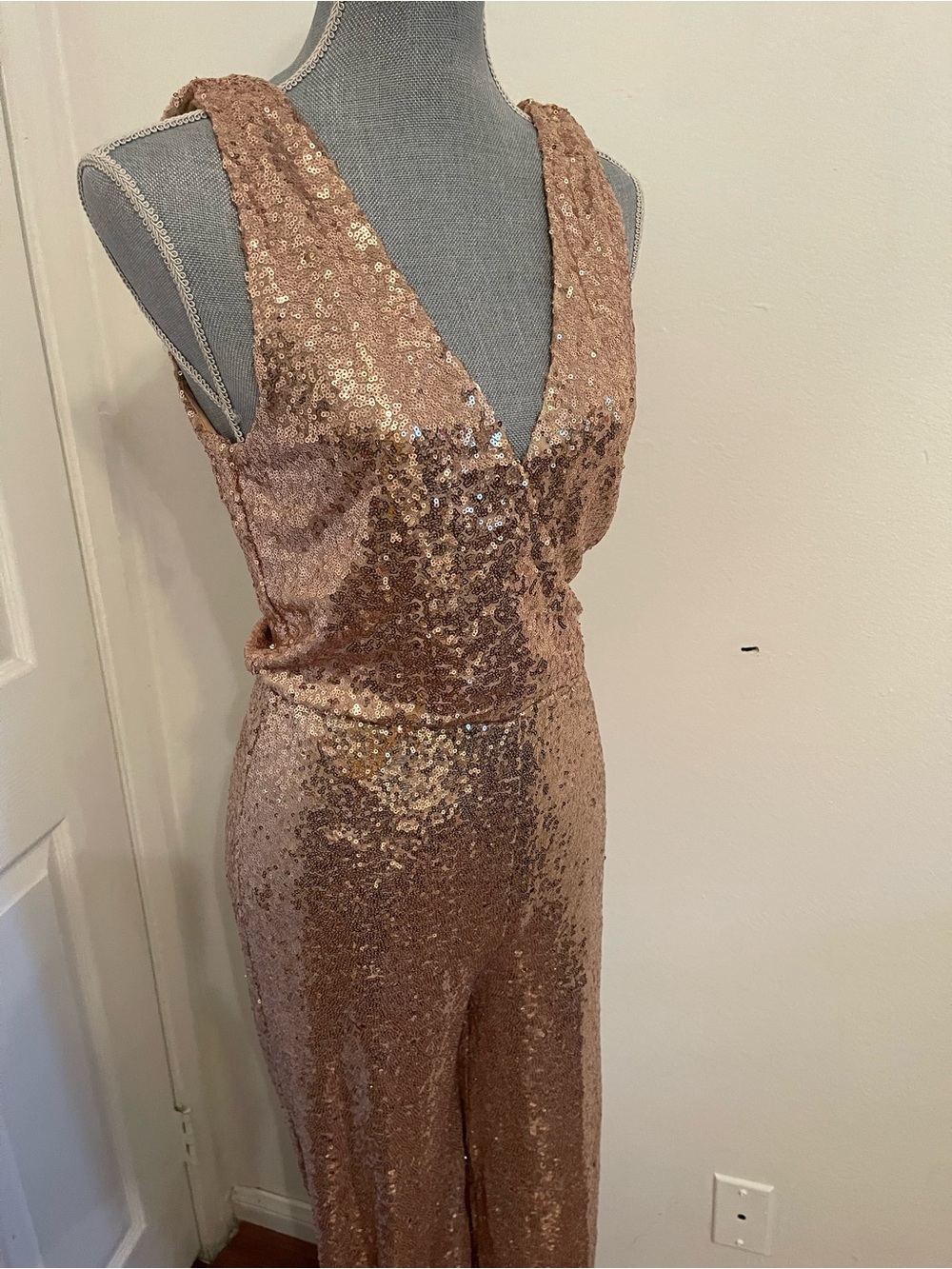 superdown Rose Gold Sequin V-Neck Wide-Leg Jumpsuit. Size Small - Picture 6 of 13